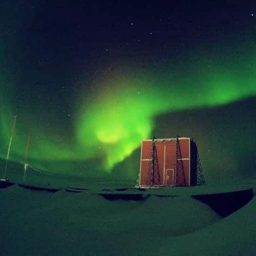 Un fenómeno emocionante en fotos: auroras australes tiñen el cielo en la Antártida argentina