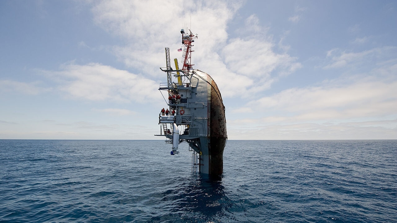 el-barco-mas-extrano-del-mundo-gira-en-vertical-para-hundirse-y-quedar-parado-en-el-mar-aga-bahia-blanca-desktop