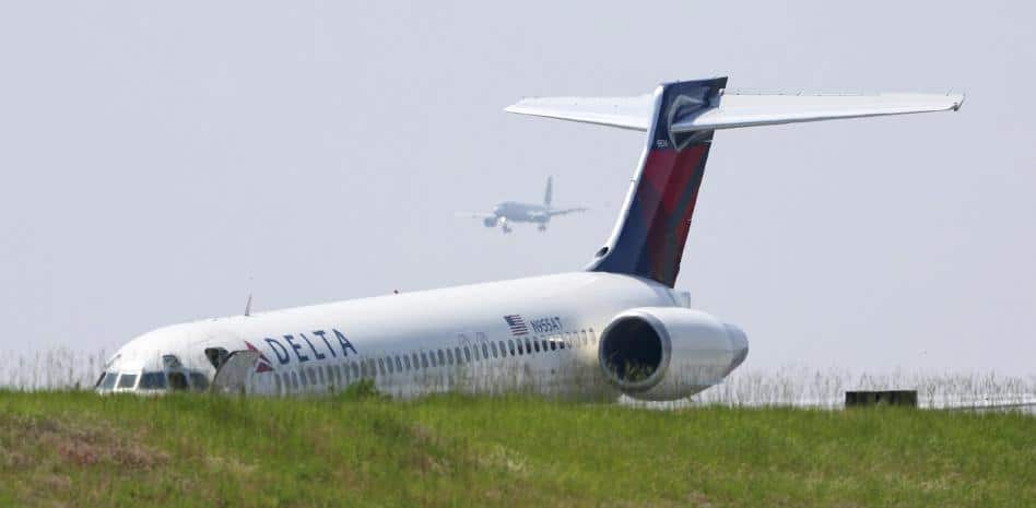 Inesperado: avión aterriza sin tren de aterrizaje delantero y los pasajeros graban toda la secuencia image 649fe8848ee7d 1
