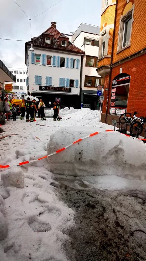 Una ciudad de Alemania tuvo que desplegar los equipos quitanieves en pleno verano por una tormenta de granizo