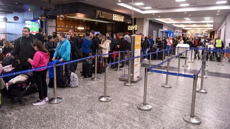 Un sorpresivo paro de maleteros obligó a la cancelación de 40 vuelos en Argentina hay casi 10.000 pasajeros afectados en Aeroparque, Ezeiza y Córdoba-1