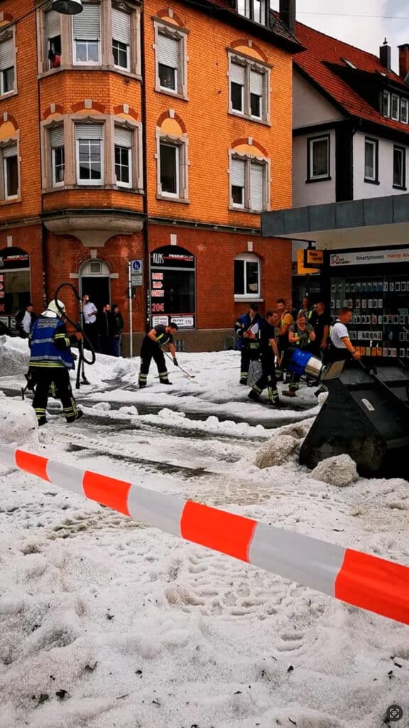 image equipos quitanieves Una ciudad de Alemania tuvo que desplegar los equipos quitanieves en pleno verano por una tormenta de granizo 2