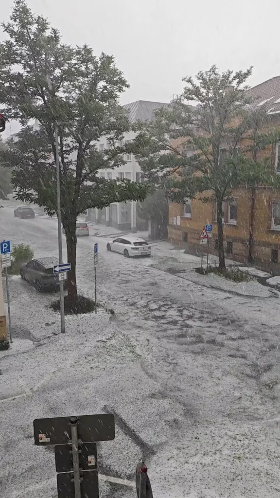 image equipos quitanieves Una ciudad de Alemania tuvo que desplegar los equipos quitanieves en pleno verano por una tormenta de granizo 5