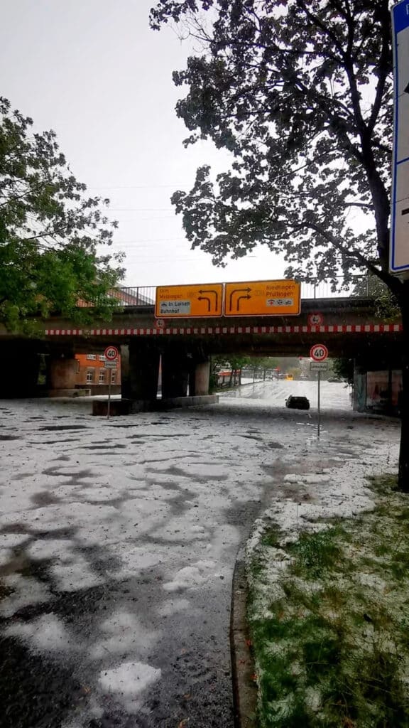 image equipos quitanieves Una ciudad de Alemania tuvo que desplegar los equipos quitanieves en pleno verano por una tormenta de granizo 6