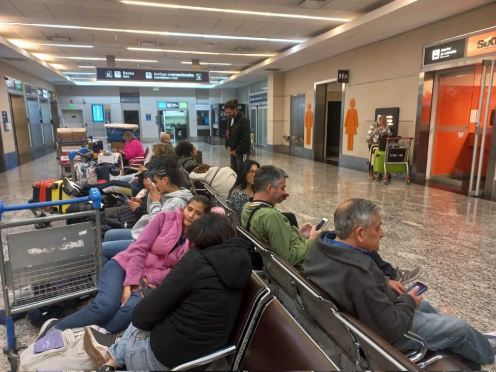 Un sorpresivo paro de maleteros obligó a la cancelación de 40 vuelos en Argentina: hay casi 10.000 pasajeros afectados en Aeroparque, Ezeiza y Córdoba