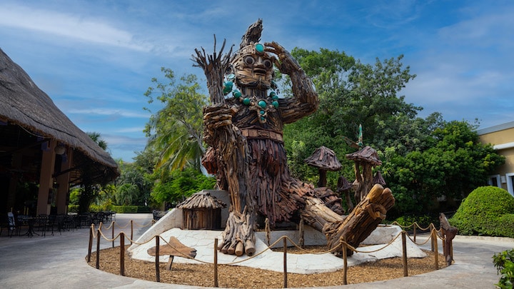 Esta hermosa escultura inspirada en la mitología maya fue creada con un 90% de materiales recuperados de la selva de Quintana Roo