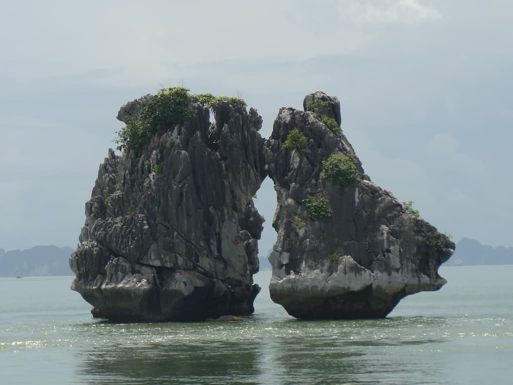 kissing rocks vietnam