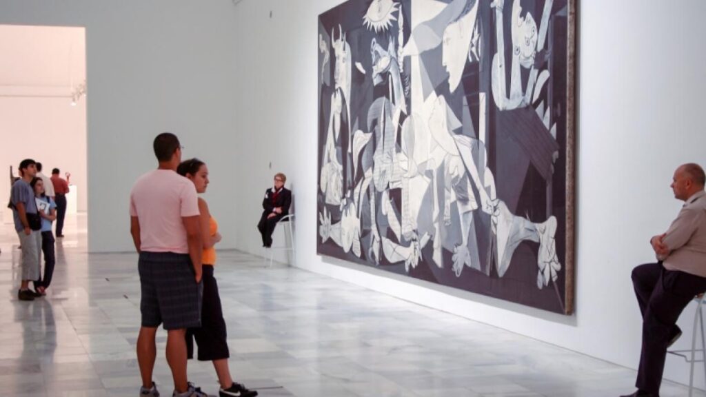 El Museo Reina Sofía pone fin a la prohibición de fotografiar y hacerse selfies con el Guernica