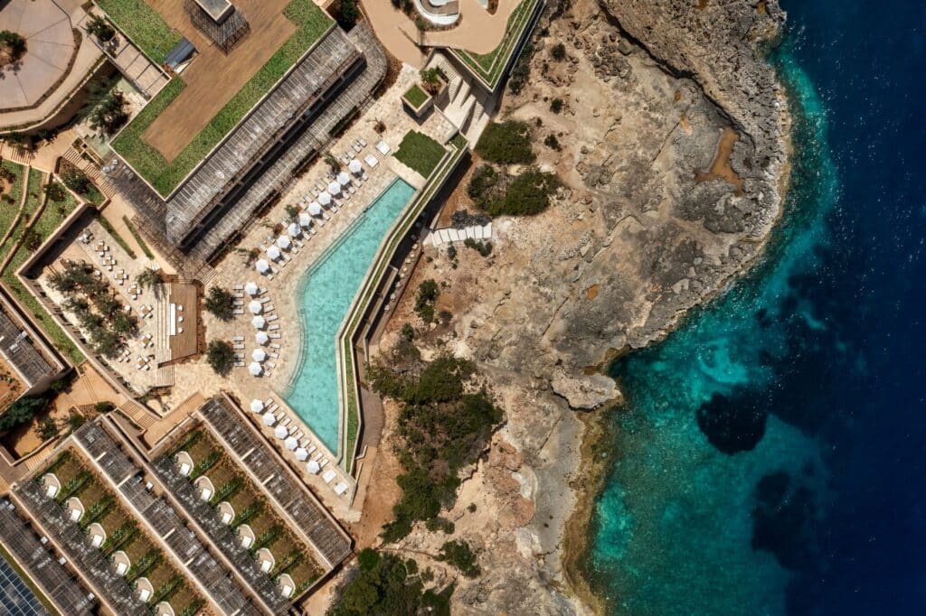 Cómo es Six Senses Ibiza, el hotel distinguido como uno de los 50 mejores hoteles del mundo por su encantadora piscina privada