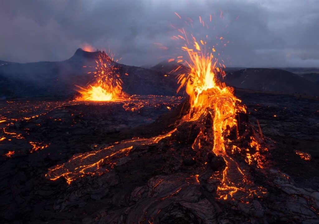 Islandia en alerta por una posible erupción volcánica sin precedentes: se reportaron más de 2.000 terremotos en las últimas 48 horas