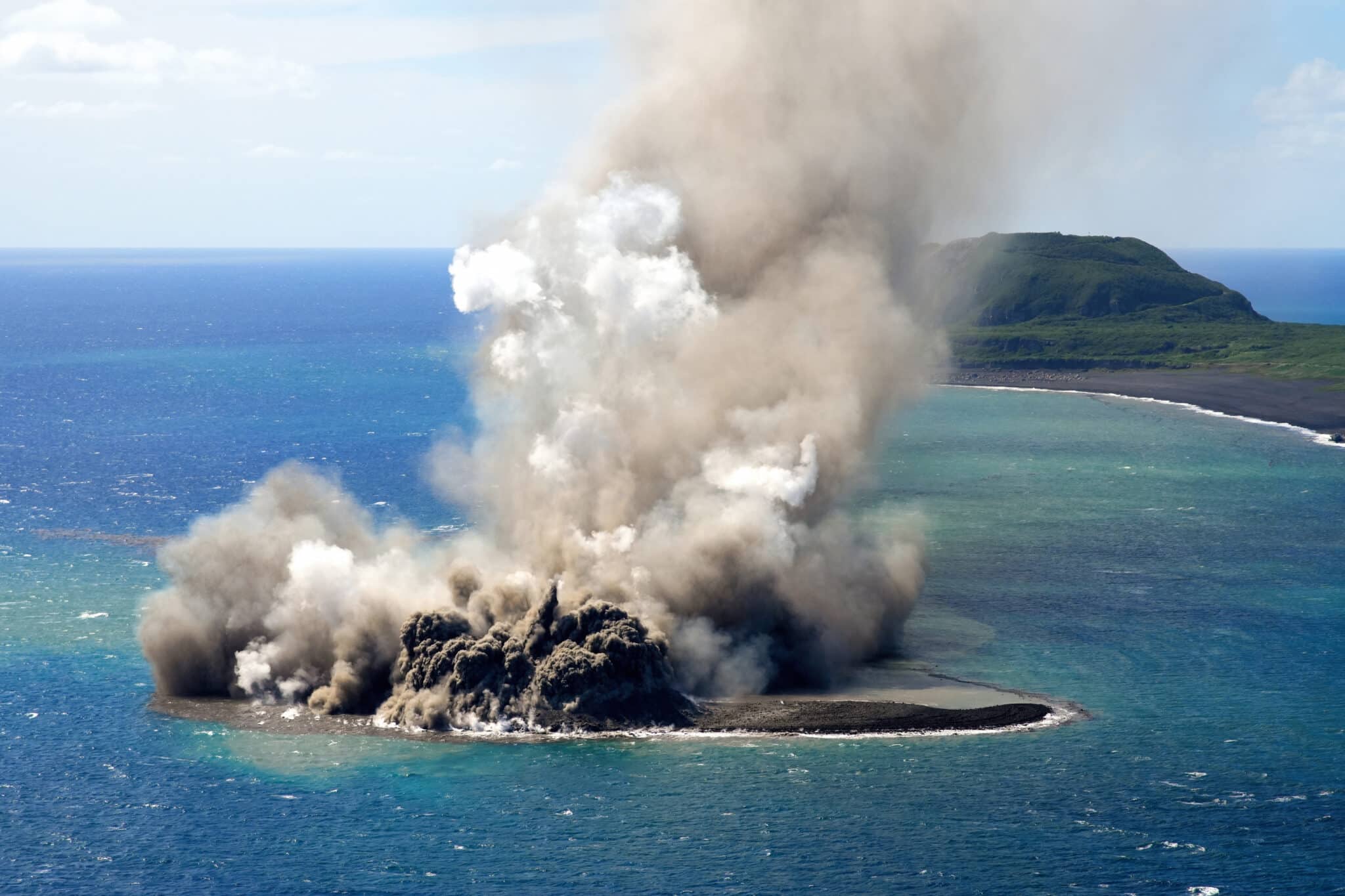 Nueva isla emerge del mar tras la erupción de un volcán submarino