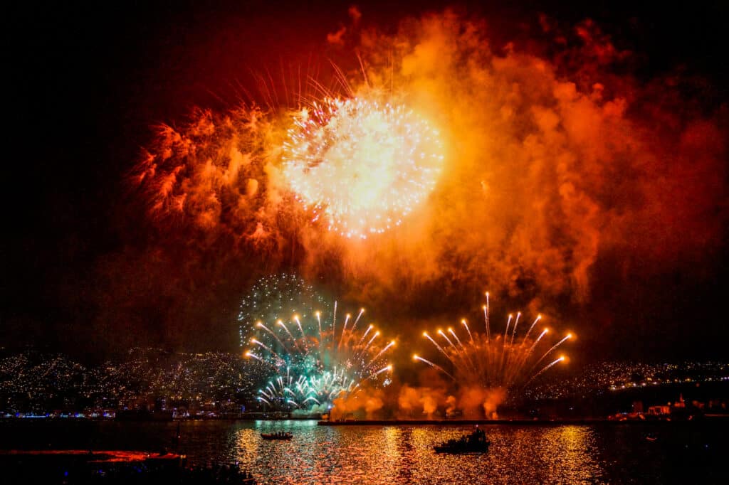 image qué hacer en Isla Fuerte Ano Nuevo en Valparaiso 2024 fiestas en Chile fuegos artificiales