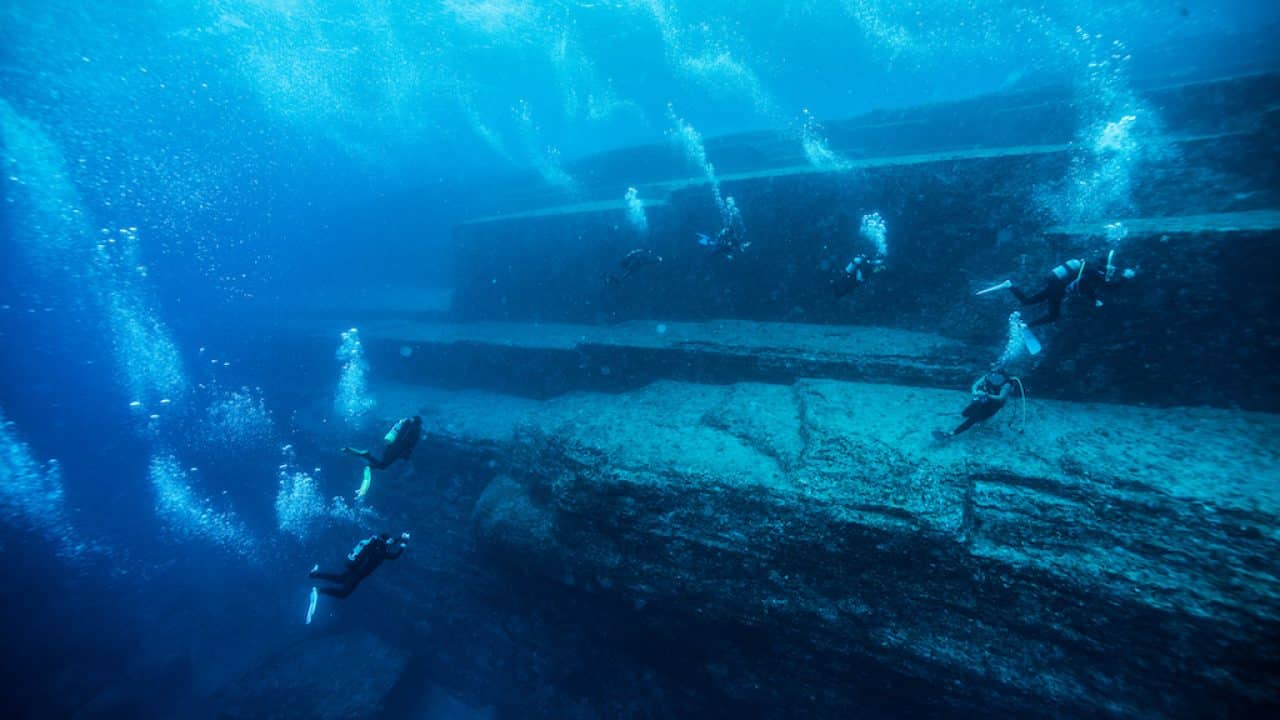 'pirámide' submarina de Japón