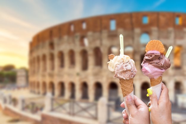 coliseo-roma-italia-helado-italiano-gelato-manos_136401-2411