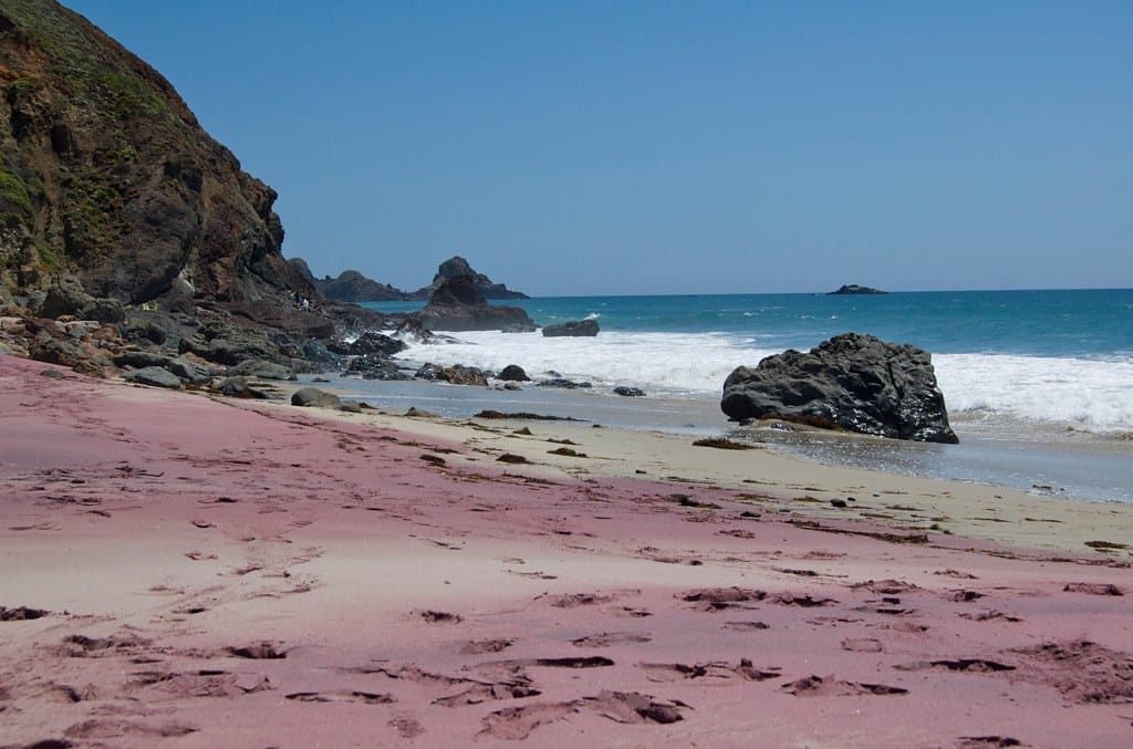 playa de arena morada