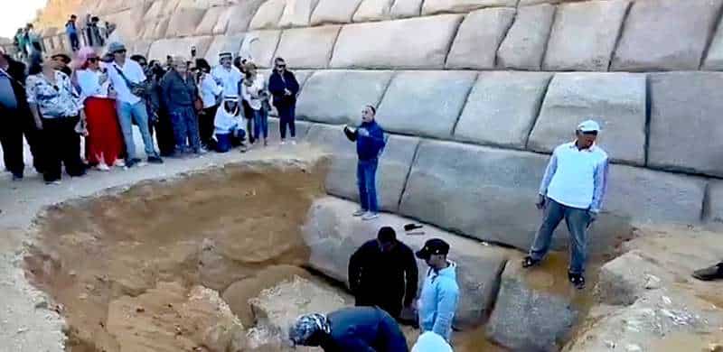 image mostafa waziri ante un grupo de turistas explicando su nuevo