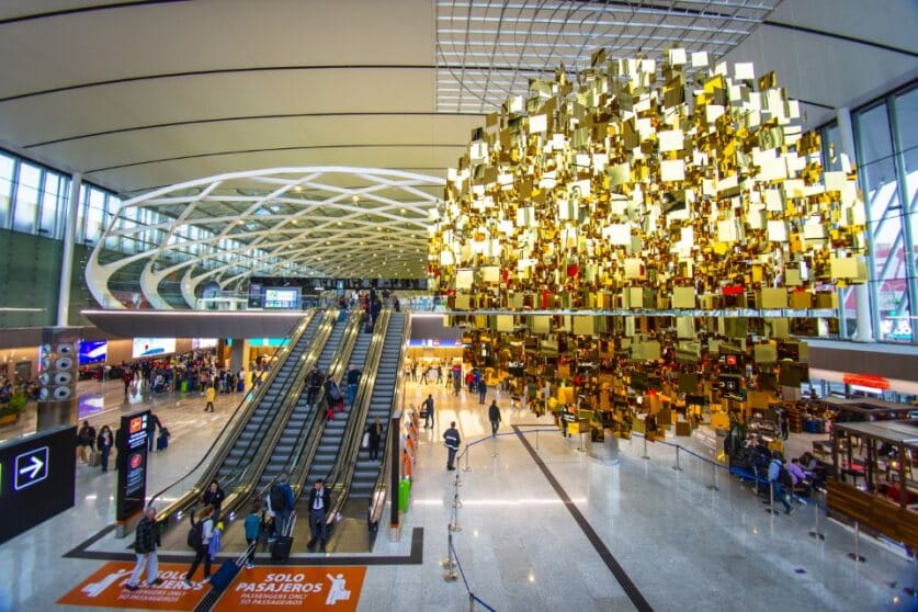 El Aeropuerto Internacional de Ezeiza cumple 75 años y los celebra inaugurando una obra de arte de 2100 kg