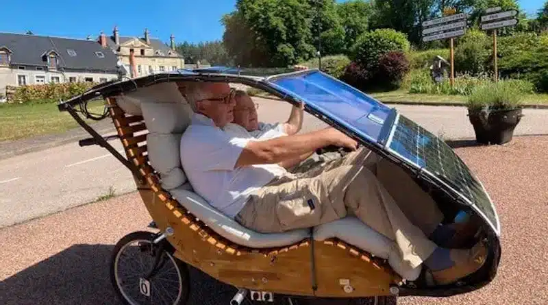 ingeniero-jubilado-crea-un-coche-solar-biplaza-hecho-con-dos-bicicletas-electricas-20221102-El-Horticultor-800x445.jpg