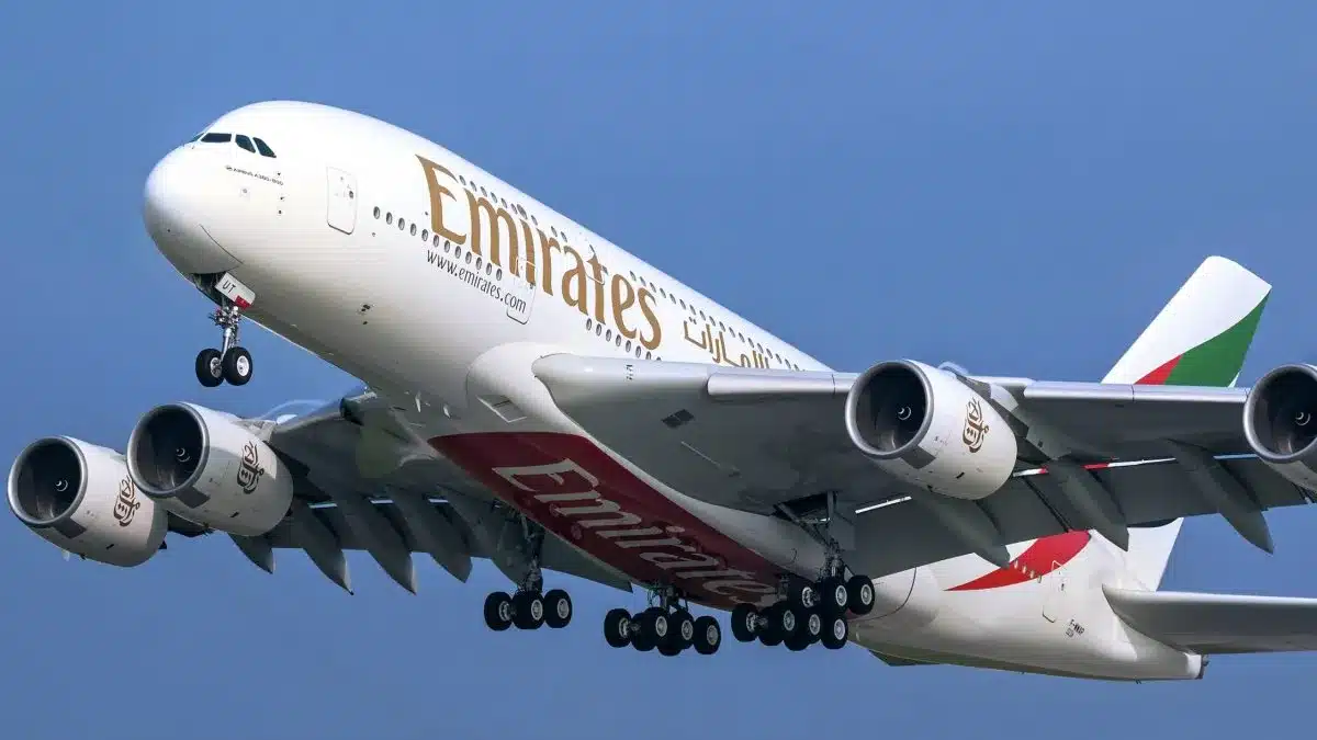 avion-emirates-que-cubre-las-rutas-espana-y-dubaipng