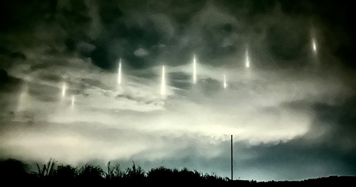 pilares de luz en el cielo