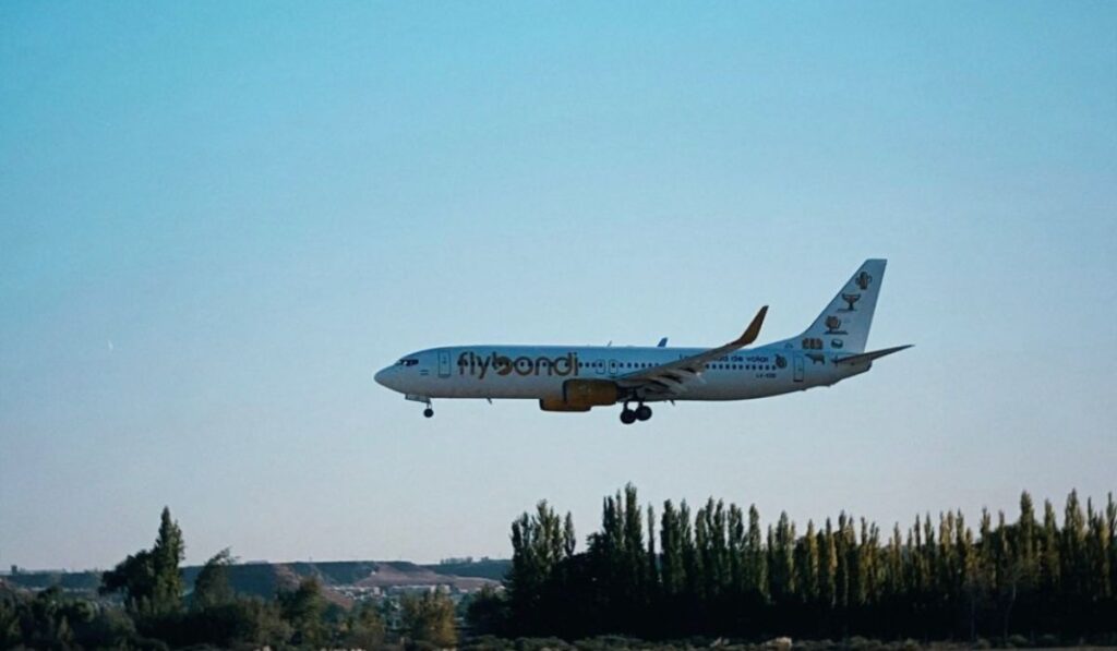 image lengua de señas Flybondi se convierte en la primera aerolinea en America Latina en implementar videos informativos en lengua de senas 2