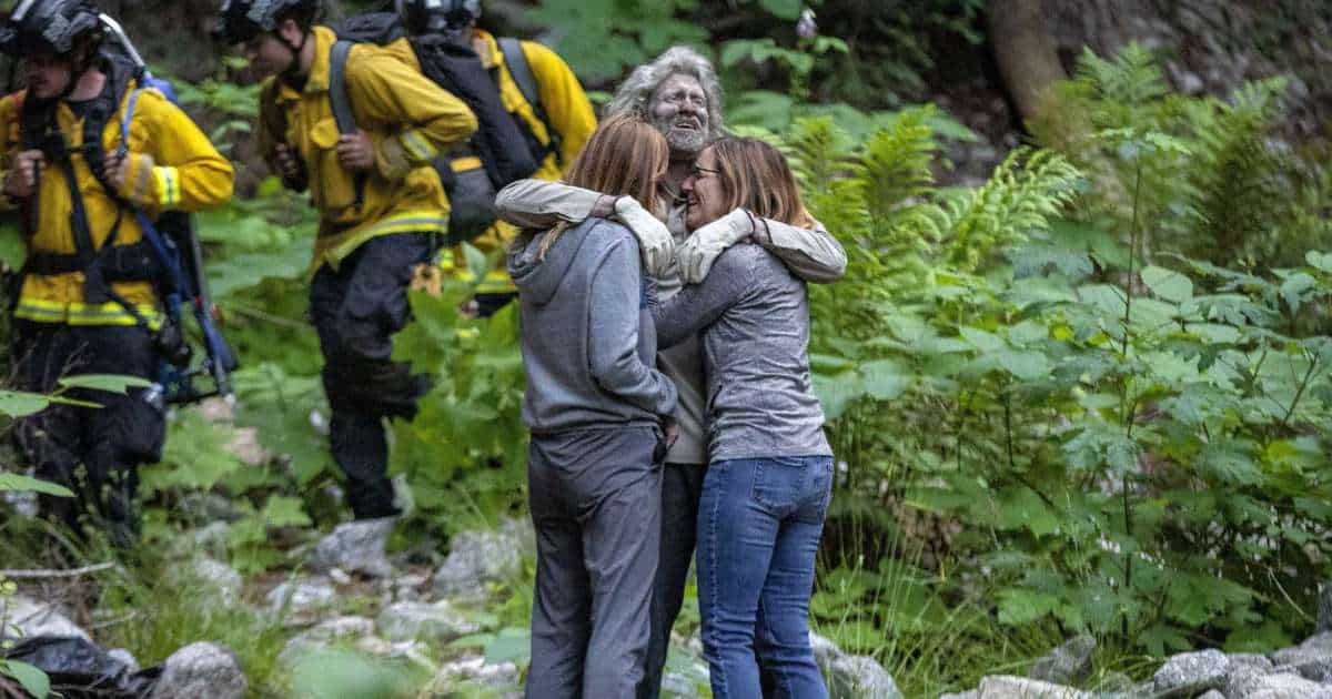 En esta foto proporcionada por SLV Steve, el senderista Lukas McClish, de 34 años, abraza a sus familiares el jueves 20 de junio de 2024 tras haber sido hallado luego de perderse en las montañas, en la comunidad rural de Boulder Creek, California. (SLV Steve vía AP)