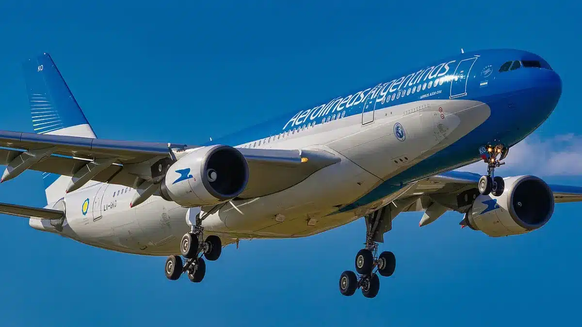 AEROLINEAS-ARGENTINAS-AIRBUS-A330-200-LV-GKO-KMIA