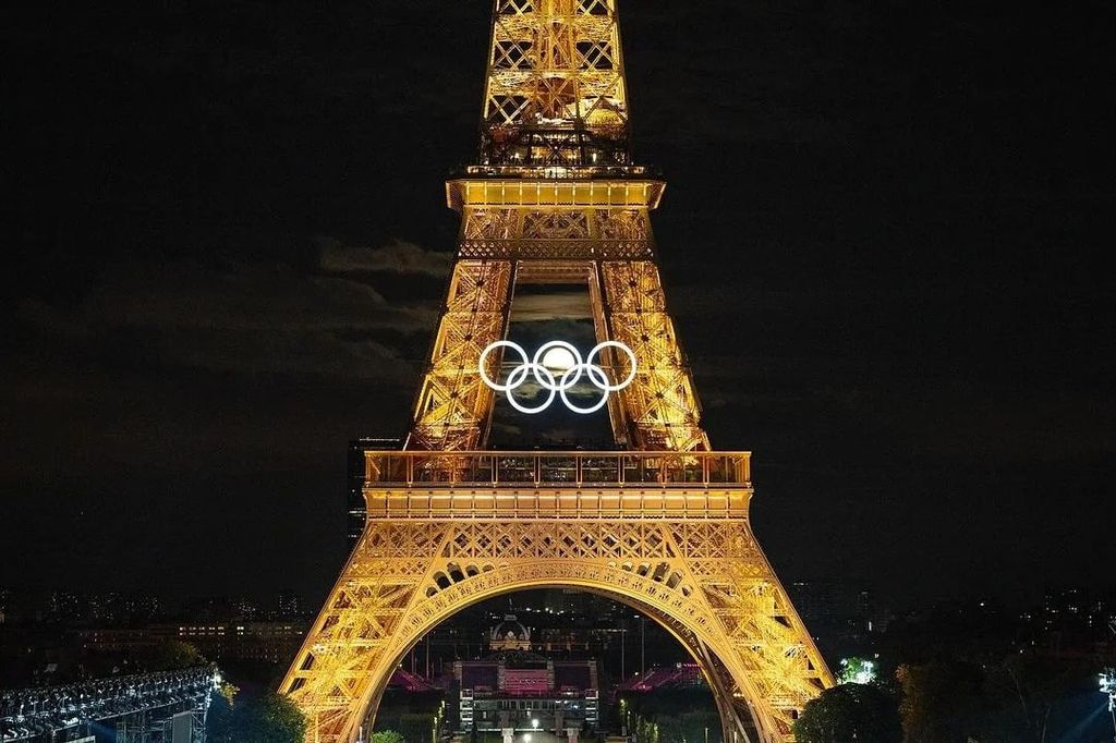 https___elargentinocdn.eleco.com.ar_media_2024_07_la_luna_en_la_torre_eiffel