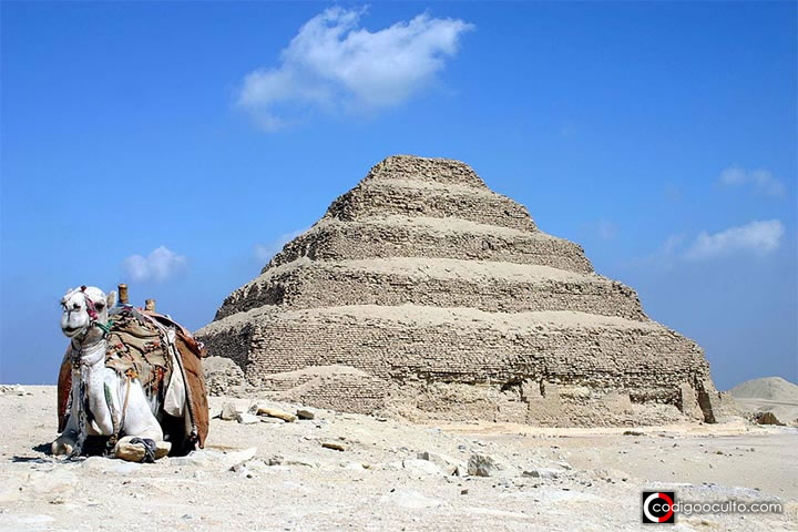 image laberinto bajo tierra egipto mundo subterraneo piramide escalonada zoser 1