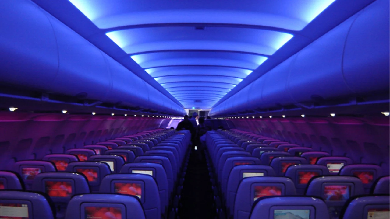 que-apagan-luces-cabina-avion-despegar-aterrizar_69