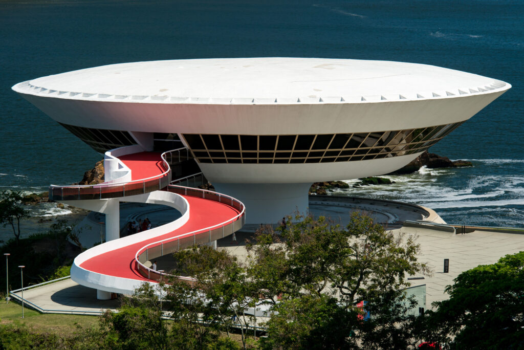 image Ruta de Oscar Niemeyer en Brasil museo de arte contemporaneo niteroi 5