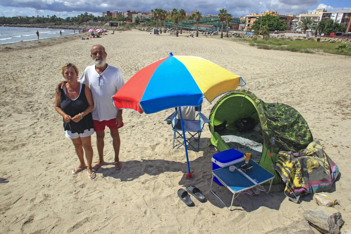 pareja-vive-playa-Alicante-01