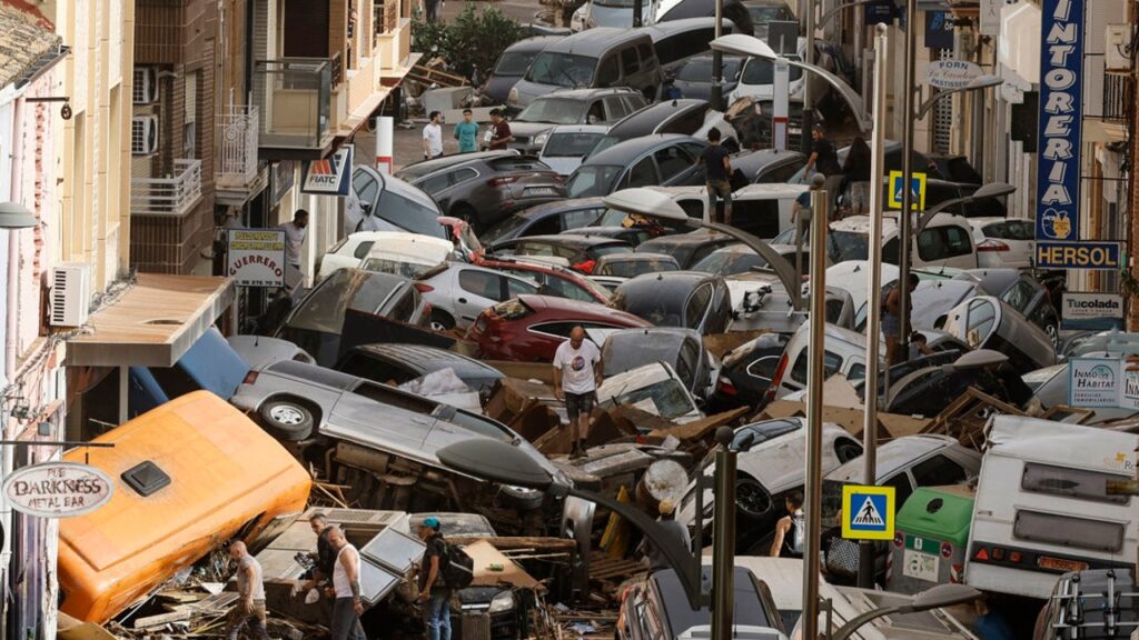 image vehiculos amontonados calle intensas lluvias fuerte dana que afecta especialmente sur este peninsula iberica este miercoles picana vaalencia 69