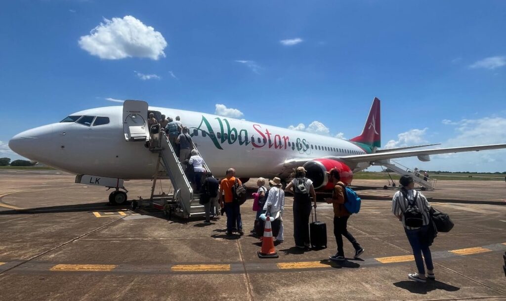 image aerolínea Pasajeros subiendo