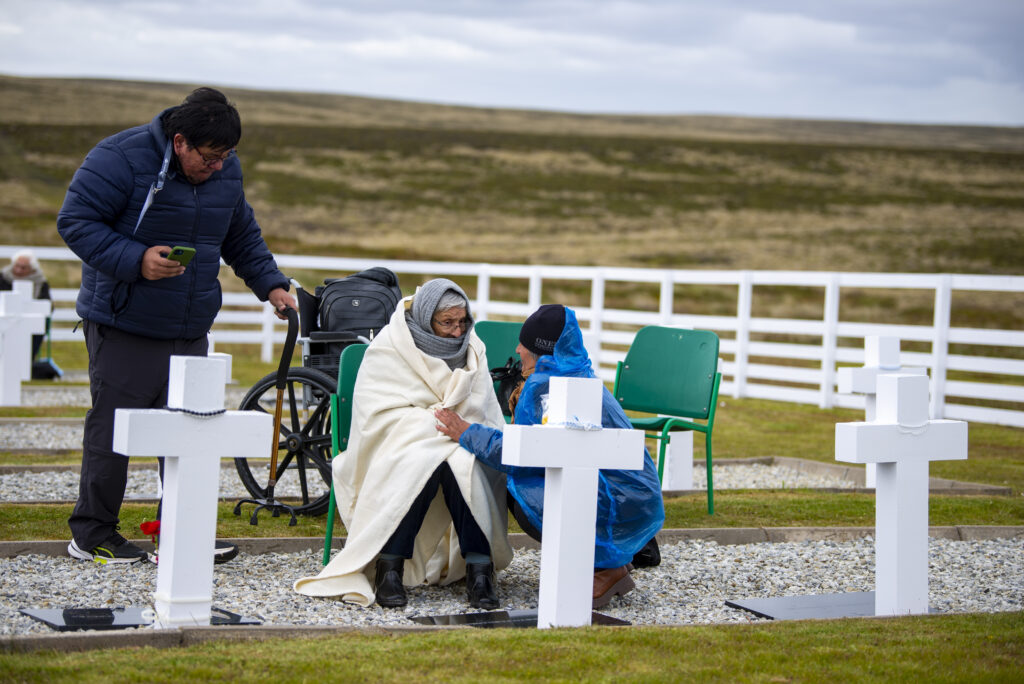 Familiares de caídos en Malvinas visitaron una vez más el cementerio de Darwin en el primer viaje luego del COVID-19