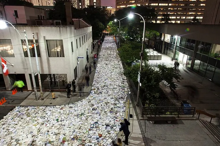 image Una calle en Canada cubierta con 10000 libros para los amantes de la lectura 03