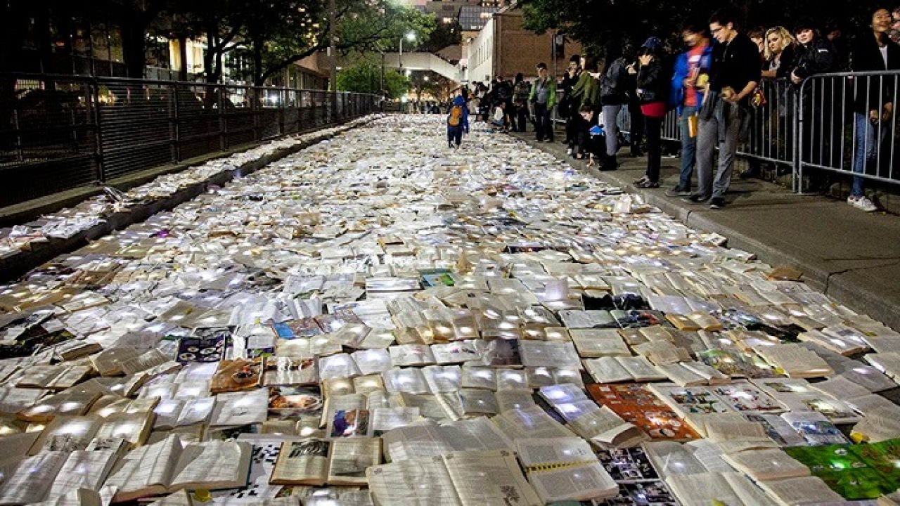 Una-calle-en-Canadá-cubierta-con-10000-libros-para-los-amantes-de-la-lectura-1280x720