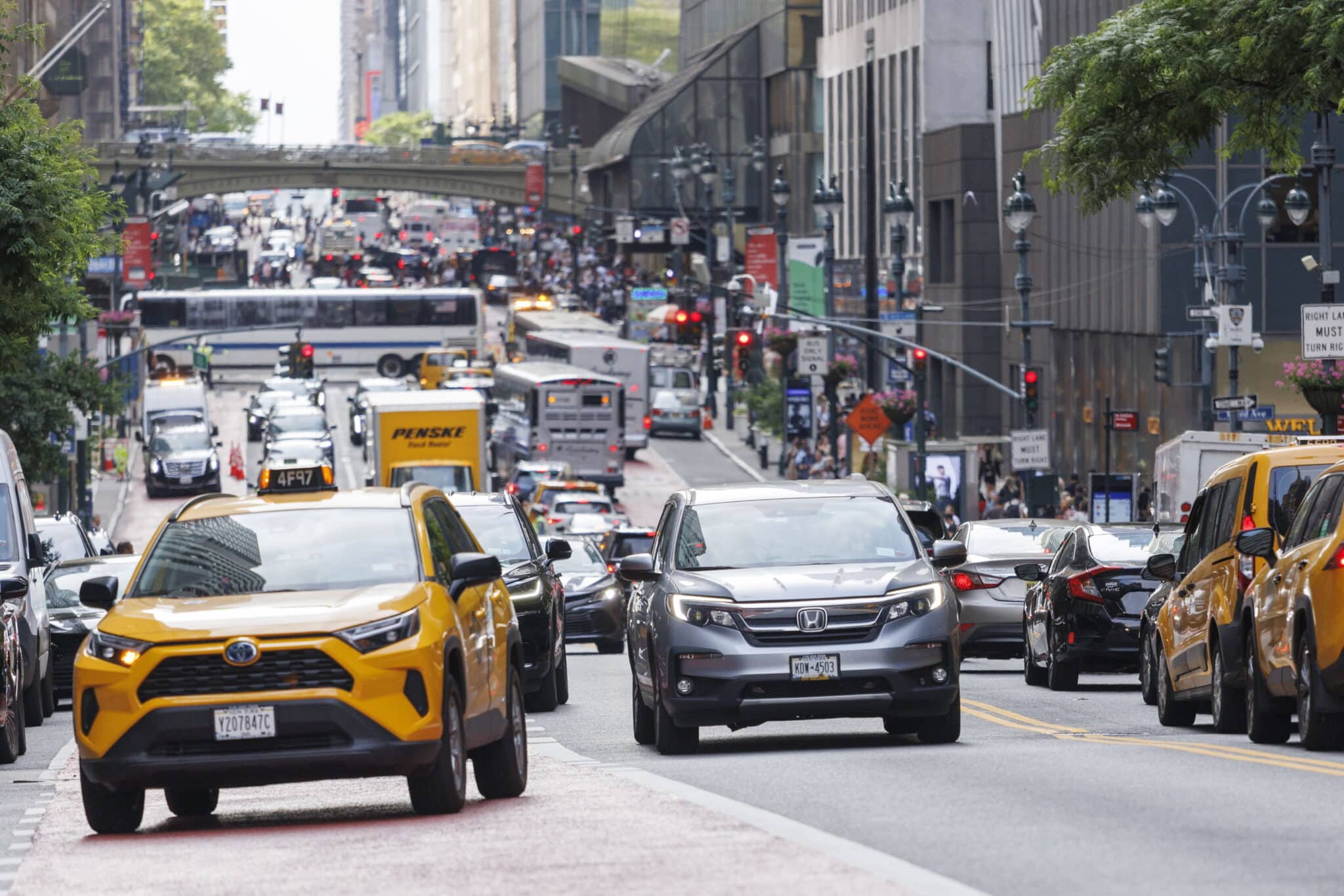 Vehículos, autobuses y peatones transitan por el tráfico en la 2nd Avenue en Nueva York (EE.UU.), este 5 de junio de 2024. EFE/EPA/Sarah Yenesel