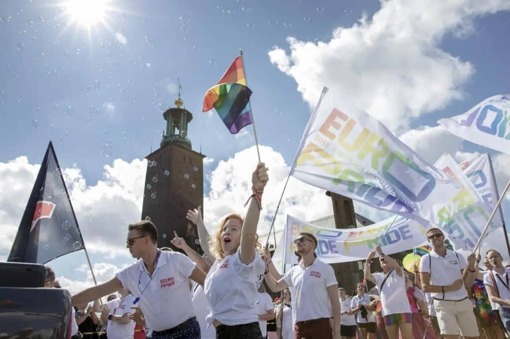 image viajeros LGBTQ paises mas seguros para los viajeros lgbtq en 2025 turismo lgbtq 2