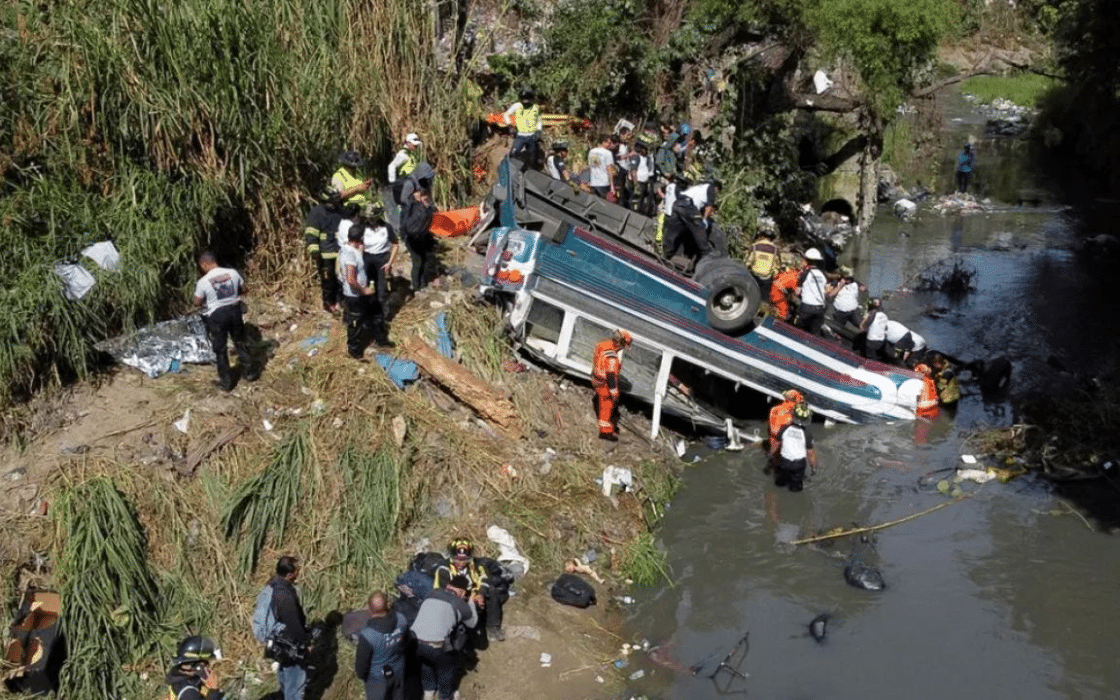 Tragedia_en_Guatemala_un_autobus_cae_de_un_puente_y_deja_51_muertos_1