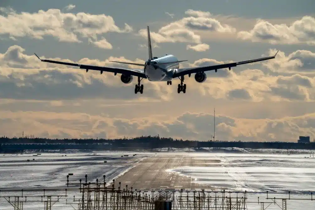 Caos en un vuelo de Iberia: pasajero agrede a un tripulante y abre una puerta de emergencia antes del despegue image iberia 1