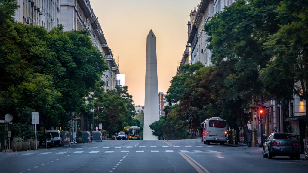 Destinos internacionales baratos donde el dólar rinde más en 2025 image AR