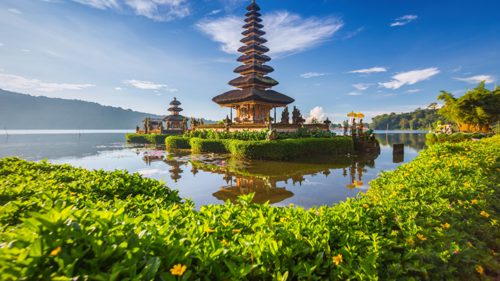 Destinos internacionales baratos donde el dólar rinde más en 2025 image BALI