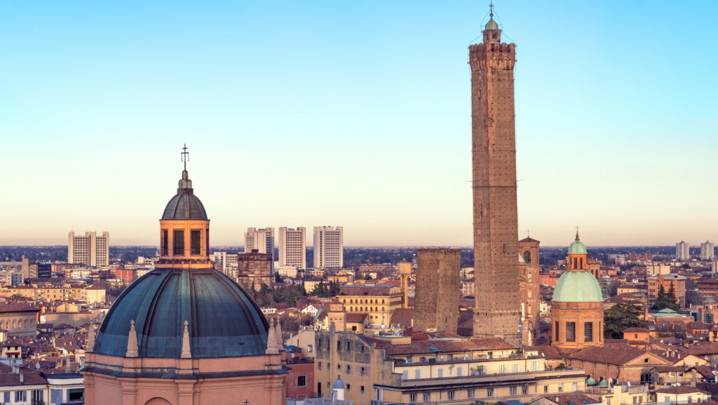 Ciudades europeas poco conocidas perfectas para viajar solo image Bolonia Italia