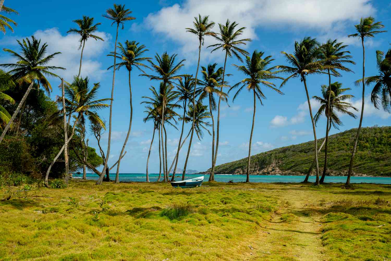 Descubre-la-isla-caribena-con-playas-virgenes-y-un-bar-flotante-intriper.jpg