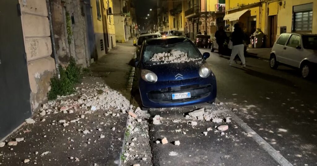 El terremoto más fuerte de los últimos años sacudió Nápoles y desató el pánico: “El golpe fue terrible” image ELTADCMVLRDXNN4TNEY642B3RM