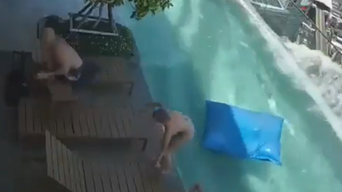 Impactante-video-muestra-un-terremoto-mientras-personas-nadan-en-piscina-intriper.jpg