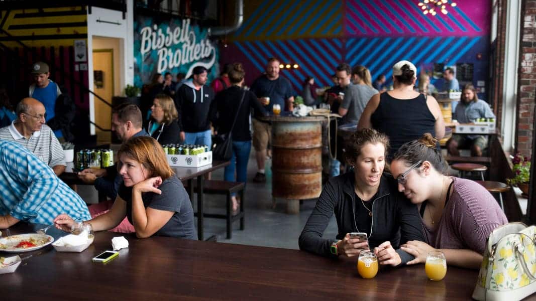 Los-mejores-lugares-para-disfrutar-cerveza-artesanal-en-Portland-Maine-intriper.jpg