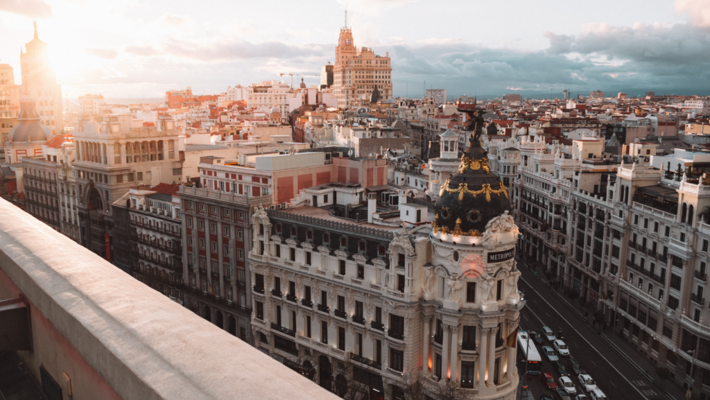 Ciudades europeas más baratas para volar en 2025 y consejos clave Madrid, España