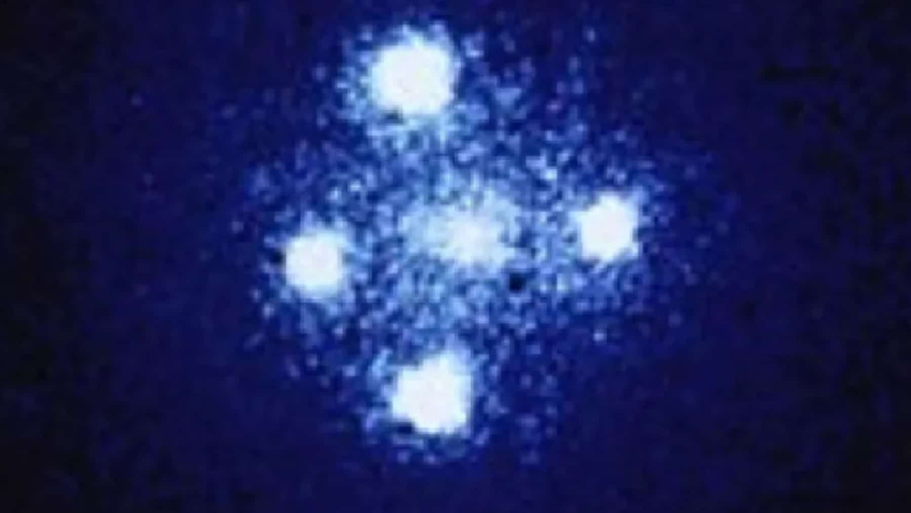 NASA-descubre-la-Cruz-de-Einstein-una-estrella-y-cuatro-espejismos-intriper.jpg